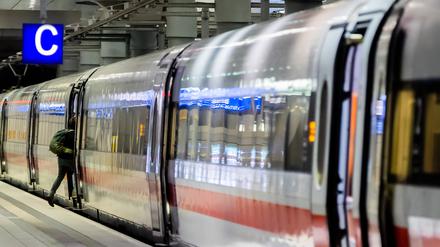 Ein Fahrgast steigt am Berliner Hauptbahnhof in einen ICE.