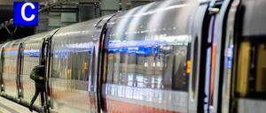 Ein Fahrgast steigt am Berliner Hauptbahnhof in einen ICE.