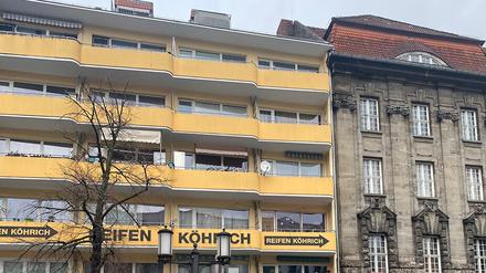 Linkes Gebäude verunstaltet angeblich das Ortsbild mit buntem Anstrich, rechtes ist dagegen akzeptabel? Eine Kunstaktion stellt das in Frage.