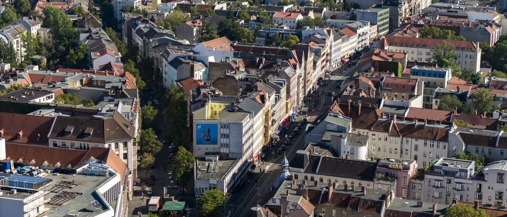 Drohnenansicht von Neukölln mit der Karl-Marx-Straße und der Richardstraße in Berlin
