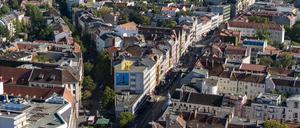 Drohnenansicht von Neukölln mit der Karl-Marx-Straße und der Richardstraße in Berlin