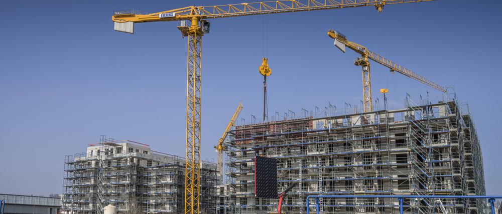Jährlich sollen 20.000 neue Wohnungen in Berlin entstehen – das haben die Parteien im Koalitionsvertrag vereinbart. Im vergangenen Jahr wurde dieses mit rund 16.000 deutlich verfehlt.