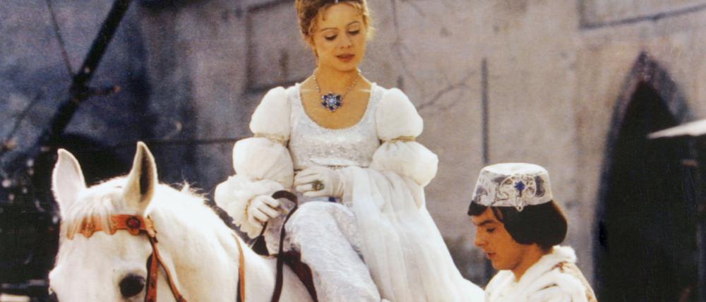 Der Prinz (Pavel Trávnícek) passt Aschenbrödel (Libuse Safránková) den verlorenen Schuh an – eine Szene aus «Drei Haselnüsse für Aschenbrödel» (undatiert).