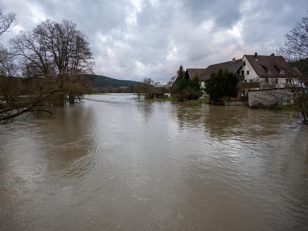 Das Wasser in Horb reicht an die Wohnbebauung eines Dorfes heran.