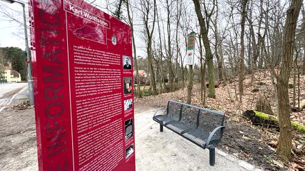 Die Informationsstele zu Karl Wolffsohn in Wannsee ist eingeweiht.
