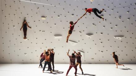 In der Steilwand. „Corps Extremes“ bei den 
Berliner Festspielen.
