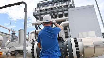 Ein Arbeiter steht in der Gasspeicher-Anlage Haidach.