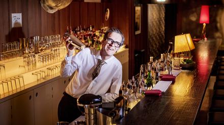 Barkeeper Stefan Weber in der Victoria Bar in Berlin.