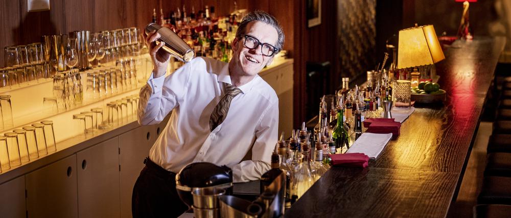 Barkeeper Stefan Weber in der Victoria Bar in Berlin.