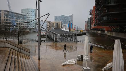 Wasser steht an den Magellan-Terrassen am Traditionsschiffhafen in der Hafencity. 