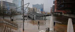 Wasser steht an den Magellan-Terrassen am Traditionsschiffhafen in der Hafencity. 