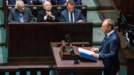 Donald Tusk im polnischen Parlament, rechts neben ihm in der Mitte sitzt sein politischer Gegner Kaczyński.
