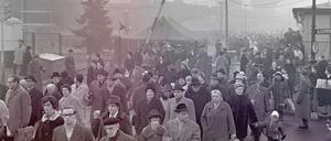 Tausende Westberliner kommen am 25.12.1963 zu ihrem ersten Weihnachtsbesuch nach dem Mauerbau über die Oberbaumbrücke zu ihren Verwandten im Osten.