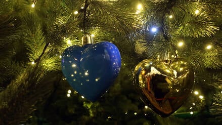 Herzförmige Kugeln in den Nationalfarben Blau und Gelb schmücken den Hauptweihnachtsbaum der Ukraine während der Beleuchtungszeremonie, die jedes Jahr am Nikolaustag auf dem Sofiiska-Platz in Kiew, der Hauptstadt der Ukraine, stattfindet.