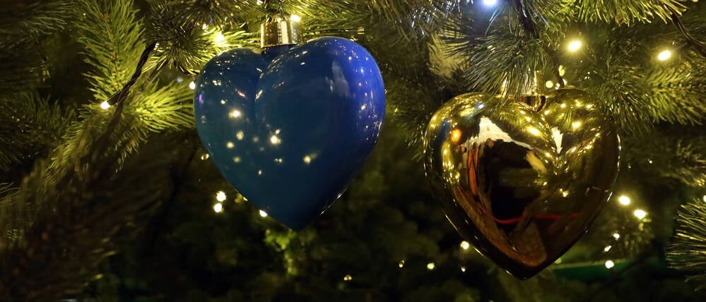 Herzförmige Kugeln in den Nationalfarben Blau und Gelb schmücken den Hauptweihnachtsbaum der Ukraine während der Beleuchtungszeremonie, die jedes Jahr am Nikolaustag auf dem Sofiiska-Platz in Kiew, der Hauptstadt der Ukraine, stattfindet.