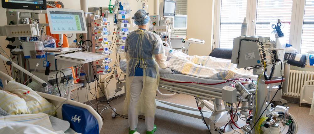 In einem Zimmer der Intensivstation wird ein Patient mit einem schweren Covid-19 Krankheitsverlauf behandelt. 