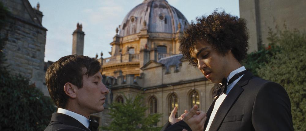 Faux-pas beim Dresscode: Die Ärmel seines Tuxedos verraten Farleigh (Archie Madekwe, rechts) die Herkunft von Oliver (Barry Keoghan).