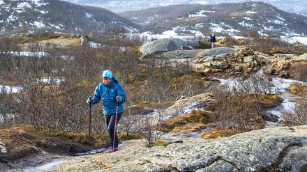 Bei einer Winterwanderung muss vor allem das Outfit richtig gewählt sein.