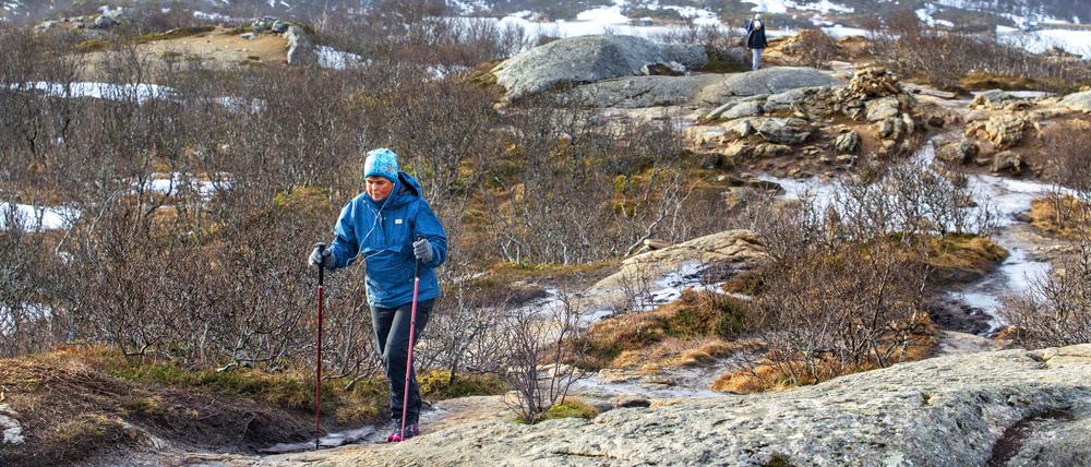 Bei einer Winterwanderung muss vor allem das Outfit richtig gewählt sein.