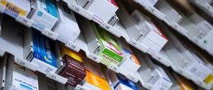 Zahlreiche Medikamente, darunter auch verschreibungspflichtige Mittel, liegen in einer Apotheke (Archivbild).