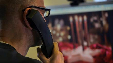 Bei der Telefonseelsorge bleiben nicht nur die Anrufenden, sondern auch die Ehrenamtlichen anonym. (Symbolfoto)