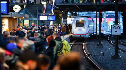 Fülle bis zum Rand. Achtung an der Bahnsteigkante.