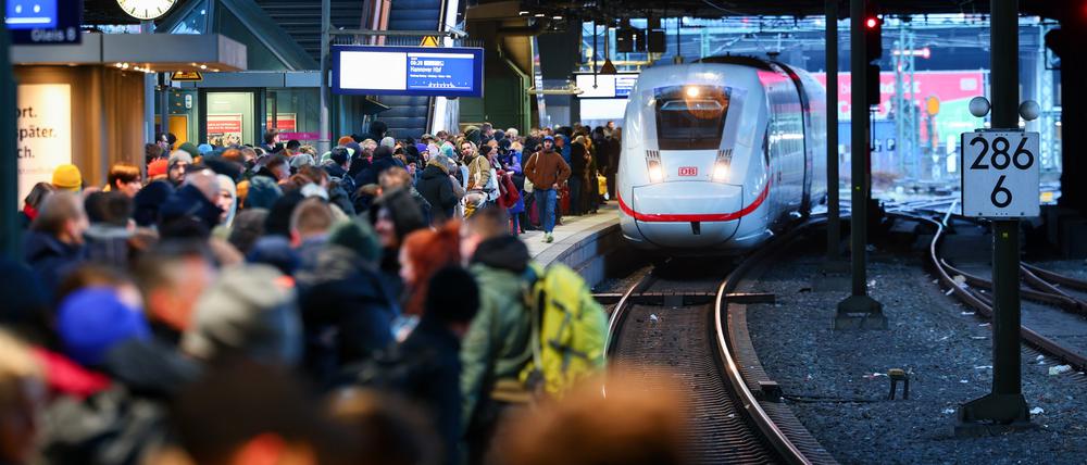 Fülle bis zum Rand. Achtung an der Bahnsteigkante.