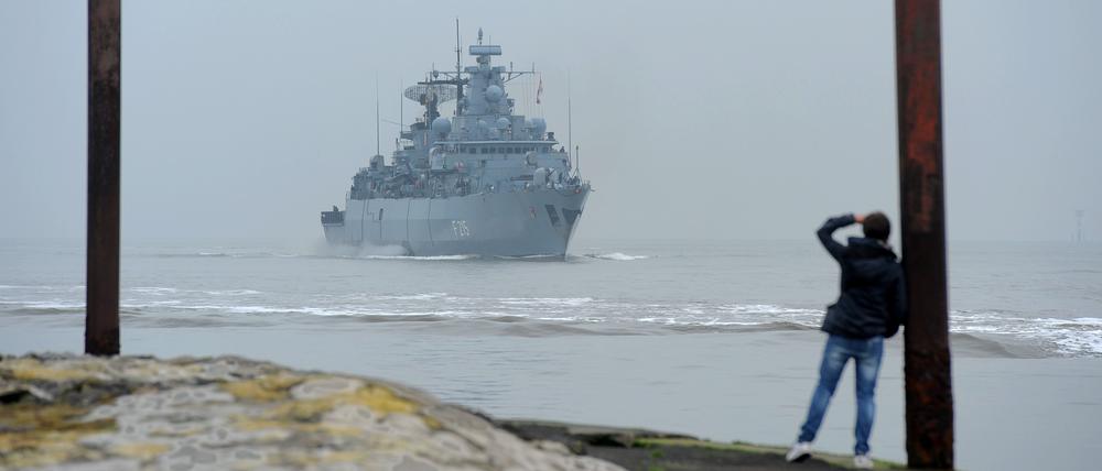 Die Fregatte „Brandenburg“ kehrt im April 2015 nach einem neunzigtägigen Einsatz in der Anti-Piraten-Mission „Atalanta“ am Horn von Afrika in den Marinestützpunkt Wilhelmshaven zurück.
