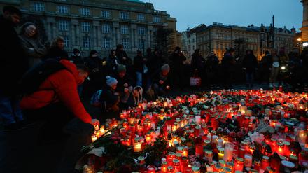 Der Platz am Prager Obstmark verwandelte sich am Freitagabend in ein Lichtermeer.