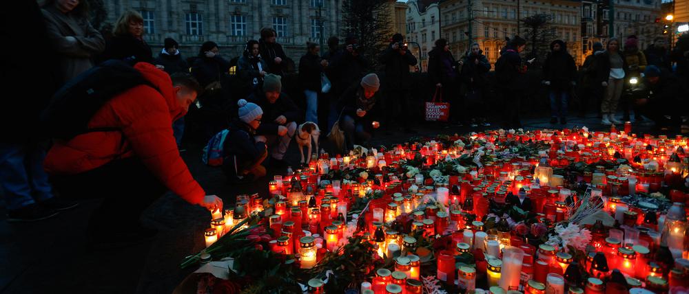 Der Platz am Prager Obstmark verwandelte sich am Freitagabend in ein Lichtermeer.