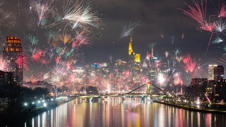 Das Jahr 2023 hat quer über viele Anlageklassen gute bis richtig satte Gewinne gebracht. Wie geht es weiter? Was wird uns 2024 bringen? 