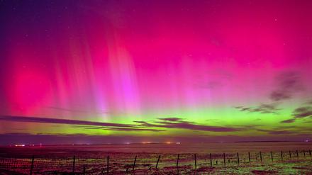Polarlichter sind am Himmel über Schillig (Kreis Friesland) zu sehen.