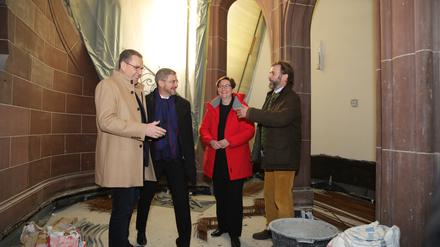Oberbürgermeister Mike Schubert (2.v.l.) empfängt die Bauministerin des Bundes, Klara Geywitz, und Rainer Genilke (links), Brandenburger Minister für Infrastruktur und Landesplanung zur Fördermittelübergabe aus dem Bund-Länder-Programm Städtebau. Dabei wurde auch in einer Führung der Sanierungsbedarf im Potsdamer Rathaus erörtert.