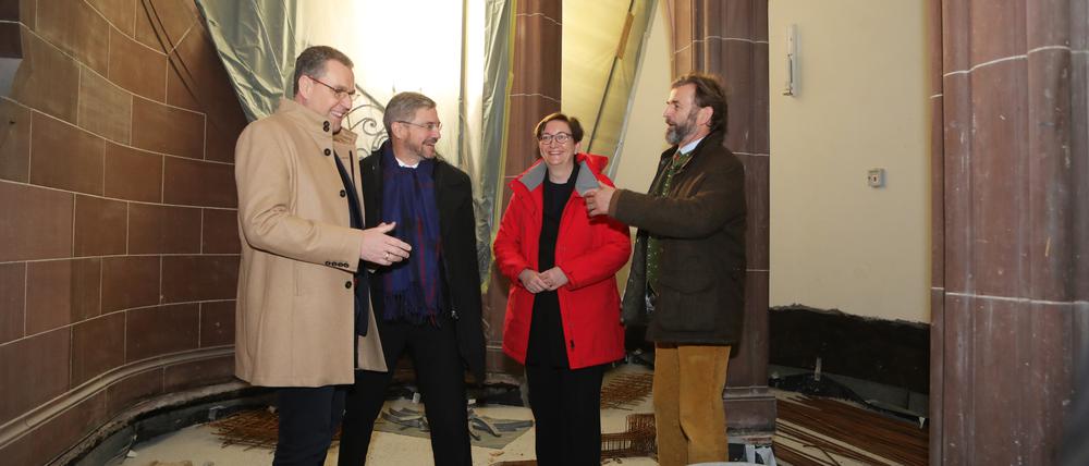Oberbürgermeister Mike Schubert (2.v.l.) empfängt die Bauministerin des Bundes, Klara Geywitz, und Rainer Genilke (links), Brandenburger Minister für Infrastruktur und Landesplanung zur Fördermittelübergabe aus dem Bund-Länder-Programm Städtebau. Dabei wurde auch in einer Führung der Sanierungsbedarf im Potsdamer Rathaus erörtert.
