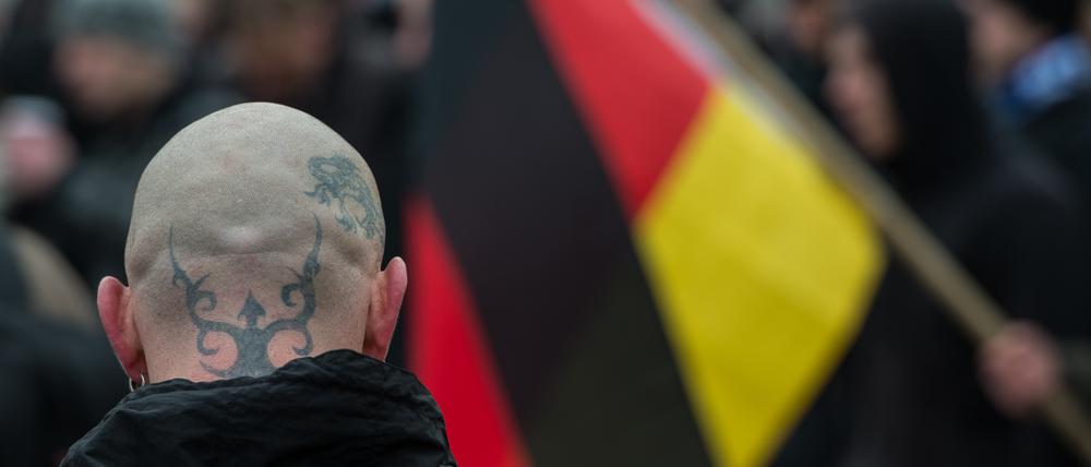 Nicht immer so klar zu erkennen: ein Neonazi auf einer Demonstration in Frankfurt (Oder)