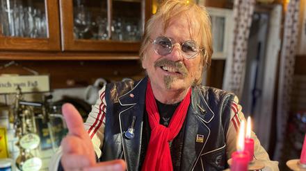 HANDOUT - 21.12.2023, Berlin: Sänger Frank Zander sitzt an einem Tisch. Schlagerstar Frank Zander wird aus gesundheitlichen Gründen nicht an der von ihm und seiner Familie organisierten Weihnachtsfeier für Obdachlose am Freitag teilnehmen. Der Sänger habe eine Videobotschaft aufgenommen, die während der Feier in Berlin-Neukölln gezeigt werde. Foto: Marcus Zander/dpa - ACHTUNG: Nur zur redaktionellen Verwendung im Zusammenhang mit der aktuellen Berichterstattung und nur mit vollständiger Nennung des vorstehenden Credits +++ dpa-Bildfunk +++