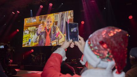 Frank Zander, Sänger, ist bei der 29. Weihnachtsfeier für Obdachlose und Bedürftige des Sängers Frank Zander im Hotel Estrel in einer Videoansprache zu sehen.