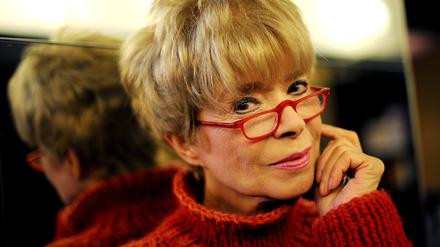 Ingrid Steeger schaut in der Komödie in Kassel in die Kamera.