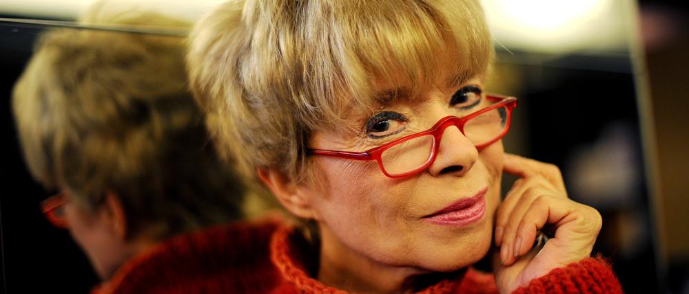 Ingrid Steeger schaut in der Komödie in Kassel in die Kamera.