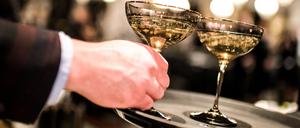 ARCHIV - 14.01.2020, Berlin: Champagner wird bei einer Veranstaltung angeboten. Zu Weihnachten und zum Jahreswechsel tischen die Franzosen gerne richtig gut auf - in diesem Jahr aber sparen sie bei Champagner, Räucherlachs und Gänseleberpastete. Schuld daran ist die Inflation, berichtete der Sender BFMTV unter Verweis auf Daten des Konsumforschungsunternehmen NielsenIQ. Foto: Britta Pedersen/dpa +++ dpa-Bildfunk +++