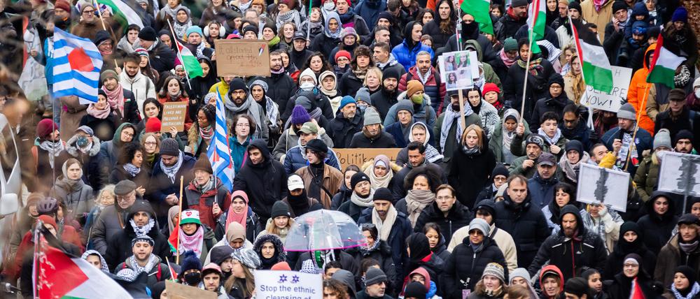 Unter dem Motto «Deutschlandweite Solidarität mit Palästina» haben mehrere Hundert Menschen in Berlin für ein Ende des Kriegs im Nahen Osten demonstriert.
