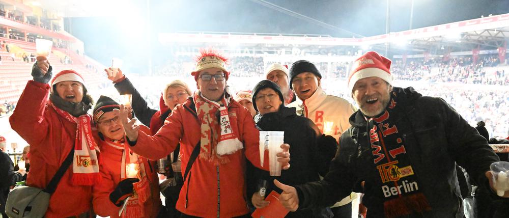 Weihnachtssingen im Stadion An der Alten Försterei mit dem Weihnachtssingen-Erfinder Torsten Eisenbeiser (Mitte) und Fans.