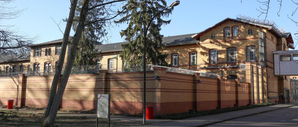 Blick auf eines der Gebäude vom Krankenhaus-Maßregelvollzug für als psychiatrisch auffällig oder suchtkrank eingestufte Straftäter auf dem Gelände der Karl-Bonhoeffer-Nervenklinik. (Archibild)
