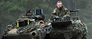Boris Pistorius (r, SPD), Verteidigungsminister, fährt im Turm eines Leopard 2A6 mit einem Soldaten des Panzerbataillon 203 der Bundeswehr. 
