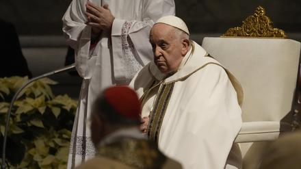 Papst Franziskus nimmt an der Christmette im Petersdom im Vatikan teil. 