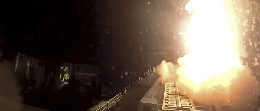 Auf diesem von der Royal Navy am Samstag 16.12.2023 zur Verfügung gestellten Foto ist zu sehen, wie die «HMS Diamond» eine Sea-Viper-Rakete abfeuert, um eine Drohne über dem Roten Meer anzugreifen und abzuschießen.