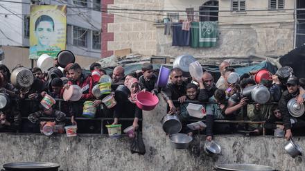 Palästinenser warten in der Grenzstadt Rafah auf die Verteilung von Hilfsgütern.
