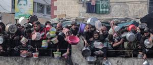 Palästinenser warten in der Grenzstadt Rafah auf die Verteilung von Hilfsgütern.