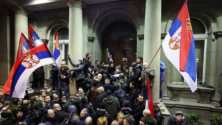 Proteste in Belgrad gegen die regierende serbische Partei.