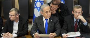 Benjamin Netanjahu, Premierminister von Israel, leitet eine Kabinettssitzung in der Kirya, dem Sitz des israelischen Verteidigungsministeriums in Tel Aviv.
